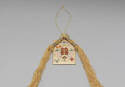 图片[2]-Hanging glass mirror framed with “double happiness” embroidery.-China Archive